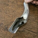 À quoi sert le petit espace entre les porte-gobelets dans une voiture ?